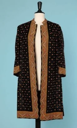 n6392_manteau_lainage_noir_brode_paillettes_perles_bande_cachemire_40_pic001