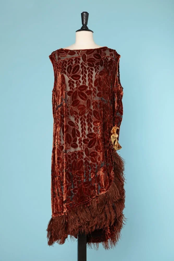 n6402_robe_1925_velours_soie_marron_bande_autruche_fleurs_velours_côte_46_48_pic001
