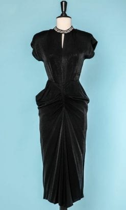 n6410_robe_crepe_noir_1940_plisse_nombril_fente_encolure_col_brode_perles_strass_36__pic001