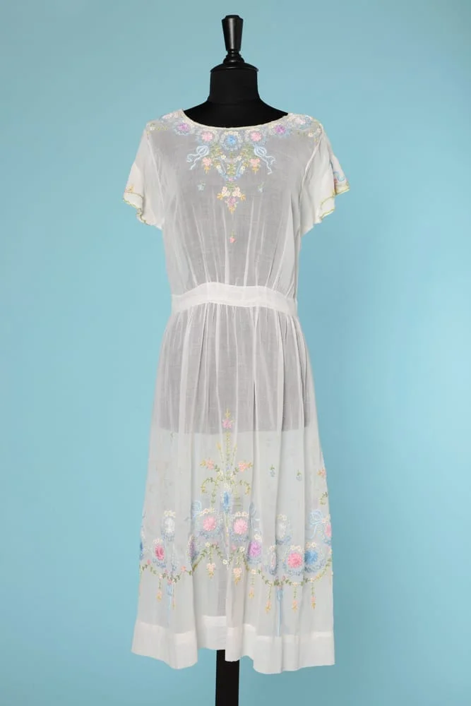 n6419_robe_voile_coton_1920_brodee_fleurs_couleurs_38_pic001