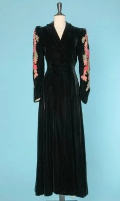 n6441_manteau_long_1930_velours_soie_noir_brode_manches_motifs_fils_metalliques_couleurs_taille_38_pic001
