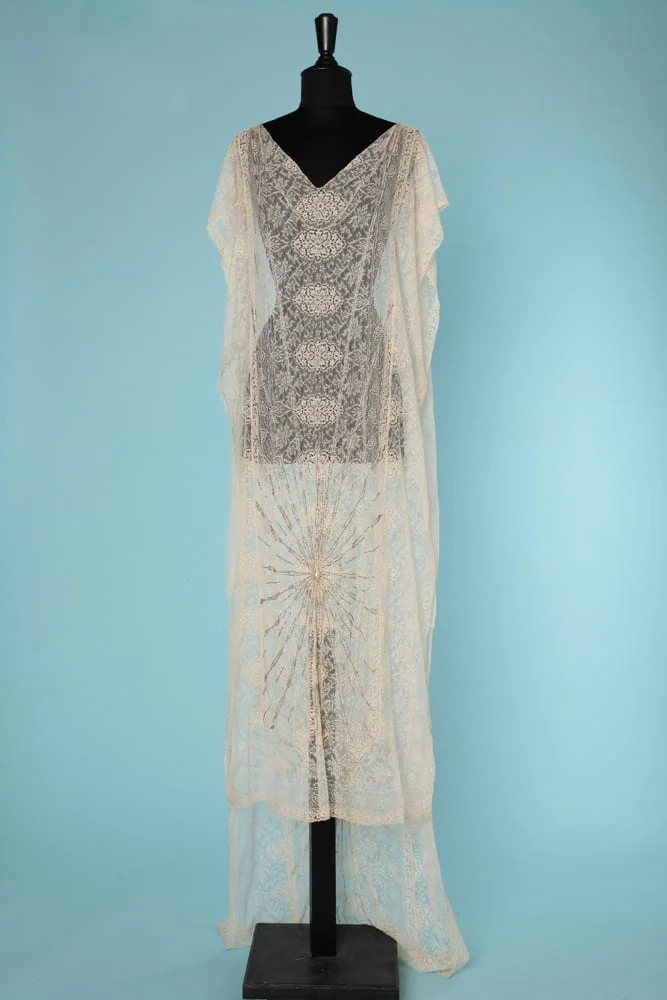 n6477_robe_1910_dentelle_ivoire_brode_soleil_perles_argente_transparentes_perle_centrale_nacree_taille_40_42_pic001