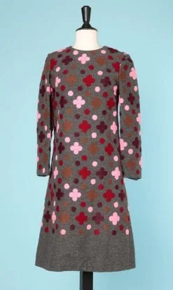 Robe 1970 en lainage gris brodé de motifs