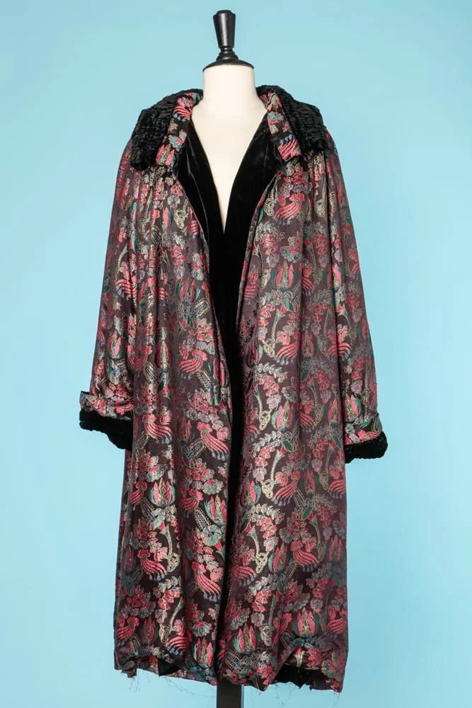Manteau 1925 en satin de soie broché or et jacquard couleurs