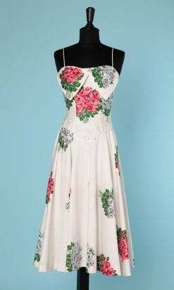 n6718_robe_1950_coton_blanc_imprime_fleurs_paillettes_poitrine_taille_36_pic001