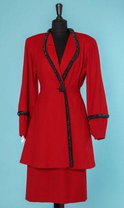 Tailleur 1940 jupe et veste longue en drap de laine rouge brodé de perles