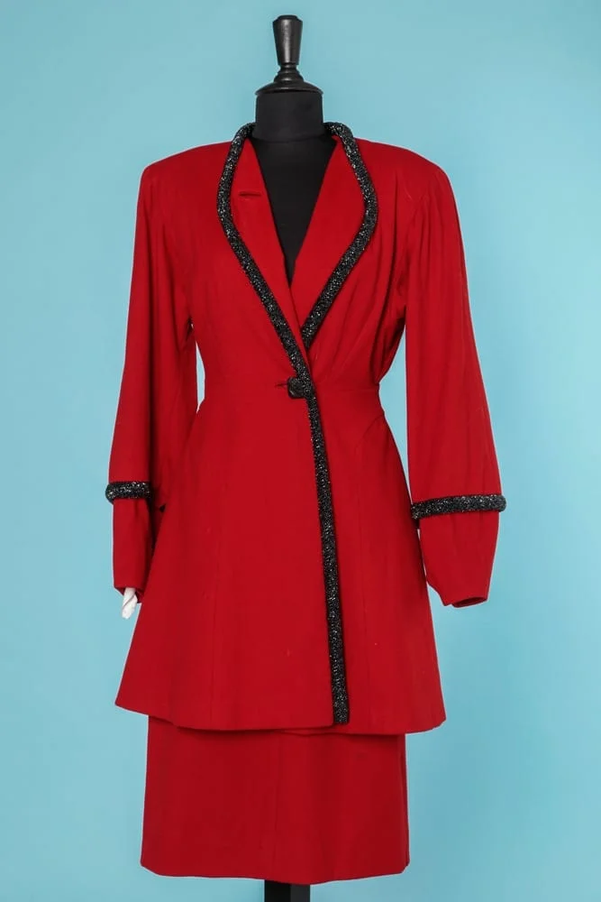 Tailleur 1940 jupe et veste longue en drap de laine rouge brodé de perles