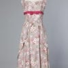 Robe 1950 en coton légèrement brillant imprimé de marguerites blanches et rose