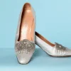 Paire de chaussures 1970 en cuir et lamé argent brodées de perles argentées