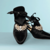 Paire de chaussures en satin noir et larges boucles en strass griffe Antonio