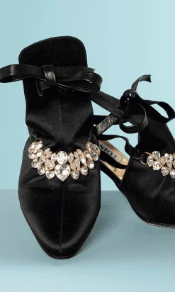 Paire de chaussures en satin noir et larges boucles en strass griffe Antonio