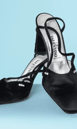 Paire de chaussures en satin noir et strass griffées Valentino