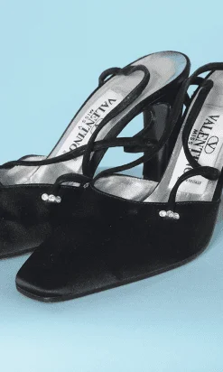 Alternative view of Paire de chaussures en satin noir et strass griffées Valentino