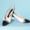 Paire d'escarpins en cuir marine et blanc griffés Kaiser