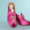 Paire de chaussures en cuir et satin rose et boucles en métal strassés