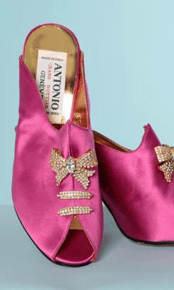 Paire de chaussures en cuir et satin rose et boucles en métal strassés