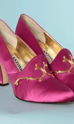 Alternative view of Paire de chaussues en satin de soie rose et motifs en métal doré Antonio