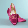 Paire de chaussues en satin de soie rose et motifs en métal doré Antonio