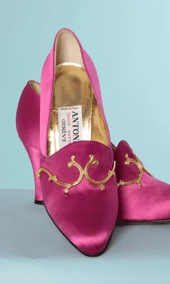 Paire de chaussues en satin de soie rose et motifs en métal doré Antonio