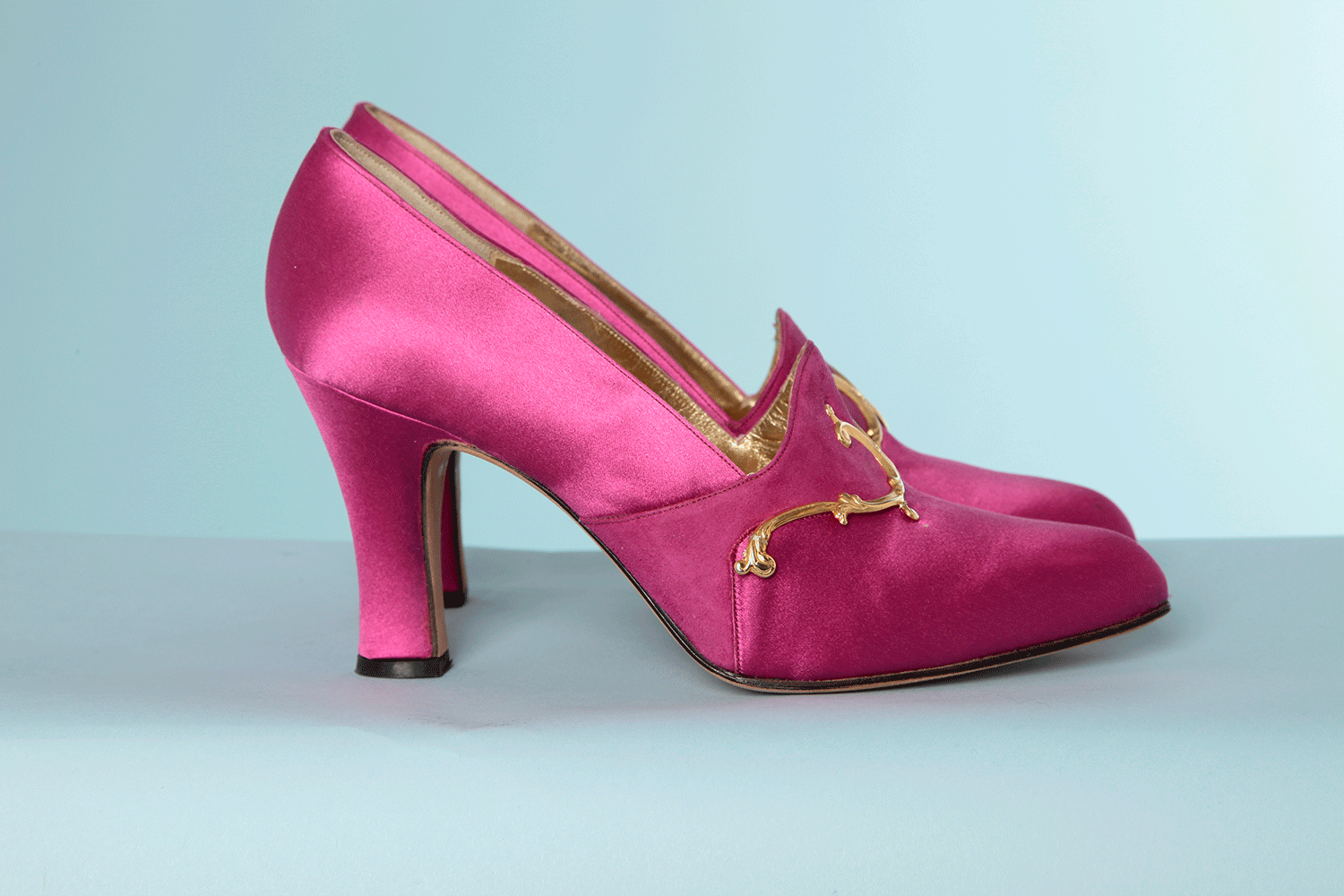Paire de chaussues en satin de soie rose et motifs en métal doré Antonio – Image 3