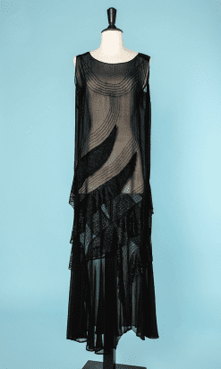 Robe longue en mousseline de soie noire et dentelles cousues en biais
