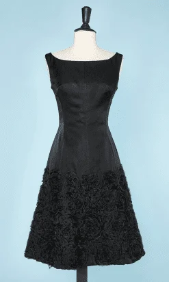 Robe en soie noire 1950 brodée de fleurs en organza