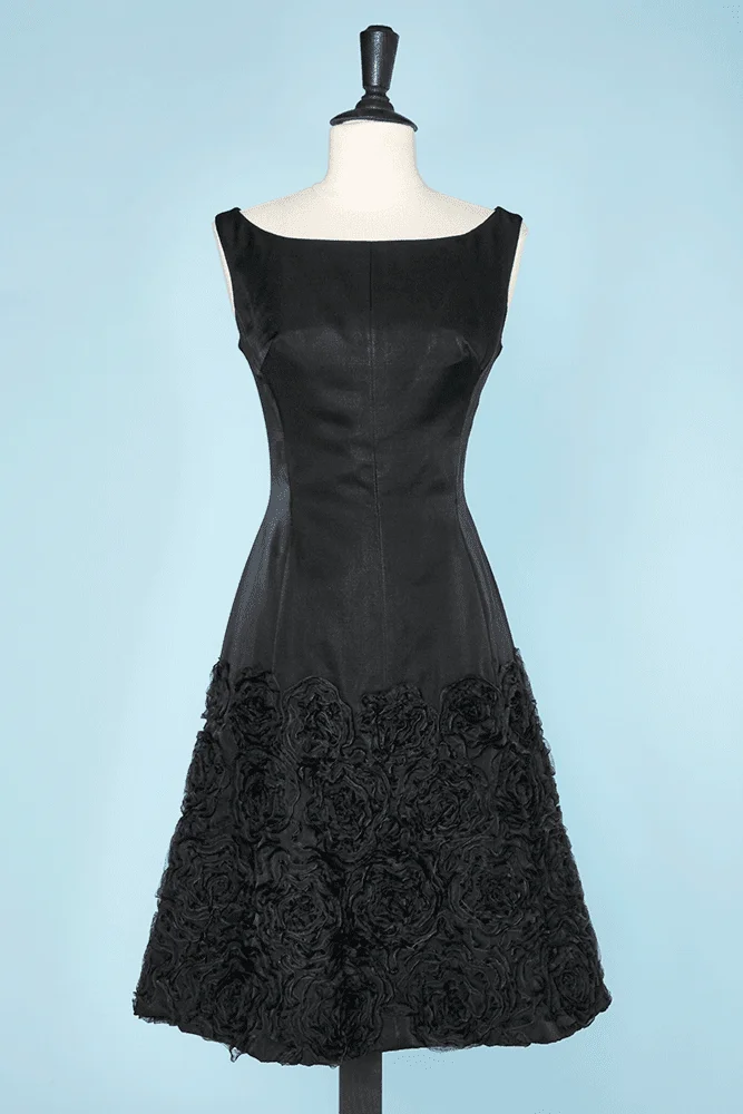 Robe en soie noire 1950 brodée de fleurs en organza