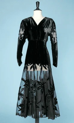 Robe 1950 en velours de soie et tulle de coton incrusté de motifs