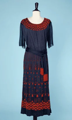 Robe en jersey de soie marine brodée de perles de rocaille brique