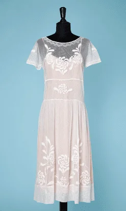 Robe 1920 en tulle blanc brodé de lacets blancs