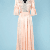 Chemise de nuit en satin rose et incrustations de dentelles