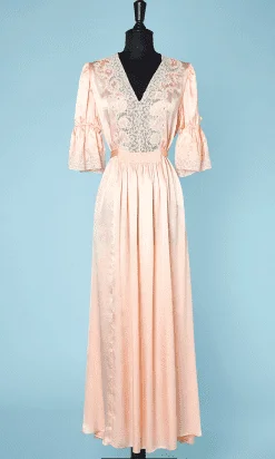 Chemise de nuit en satin rose et incrustations de dentelles