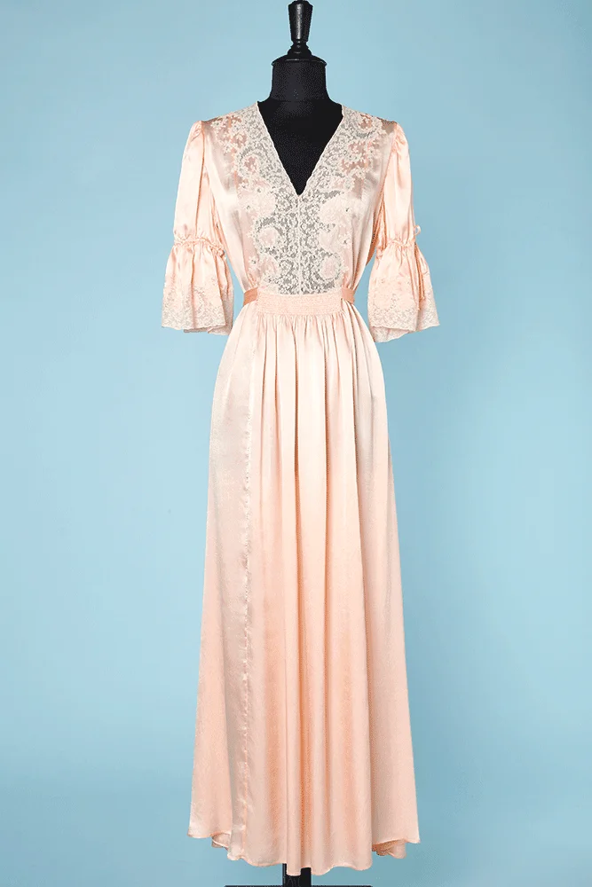 Chemise de nuit en satin rose et incrustations de dentelles
