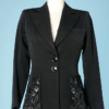 Veste en lainage noir brodé de raphia sur les poches