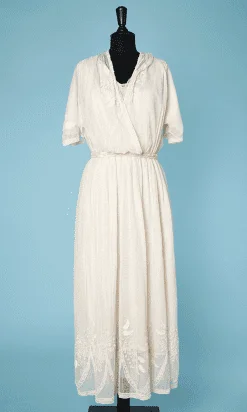 Robe longue en tulle blanc brodé de lacets 1920