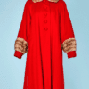 Manteau en lainage rouge et parements de fourrure 1940