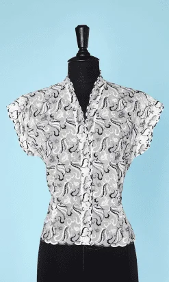 Chemisier 1950 en nylon blanc brodé noir et blanc