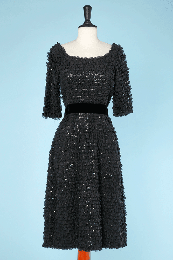 Robe 1960 à multis volants de dentelles et paillettes noires