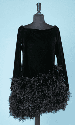 Robe 1980 - 1990 en velours noir et plumes d'autruches Yves Saint Laurent