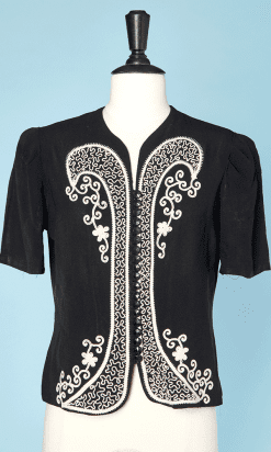Veste en crêpe noir brodé au lacet blanc 1940