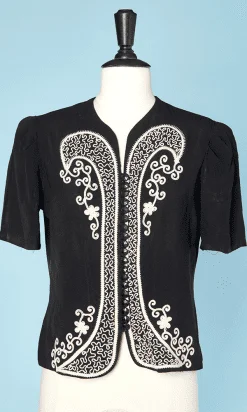 Veste en crêpe noir brodé au lacet blanc 1940