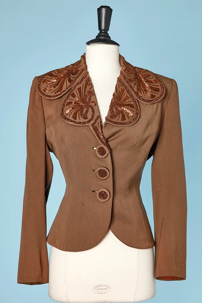 Veste 1940 en lainage marron brodé de perles de verre marron irisé