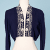 Boléro en crêpe marine 1940 brodé de lacets blancs