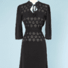 Robe en crêpe noir 1940 brodé de fleurs et clous incrustés