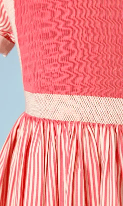 Alternative view of Robe de fillette en coton rouge et blanc à smokes