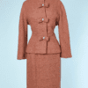 Tailleur en lainage marron 1940 avec nœuds strassés sur veste