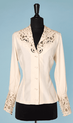Chemisier en soie ivoire brodé et longues manchettes brodées