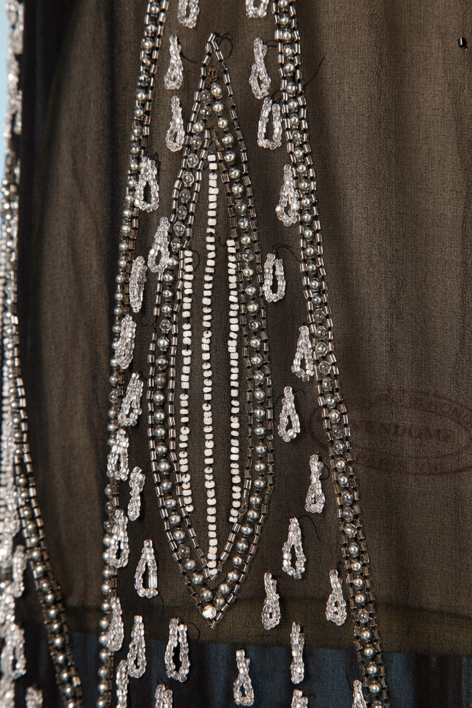 Robe 1925 en mousseline noire brodée de perles de verre transparentes – Image 2
