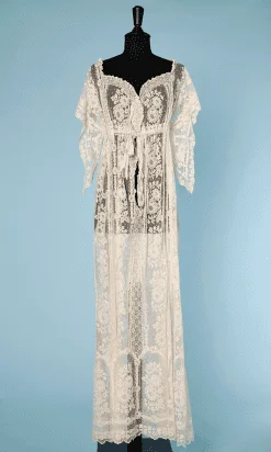 Chemise de nuit en dentelle écrue vers 1900