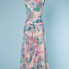 Robe longue en mousseline blanche imprimée de fleurs 1970